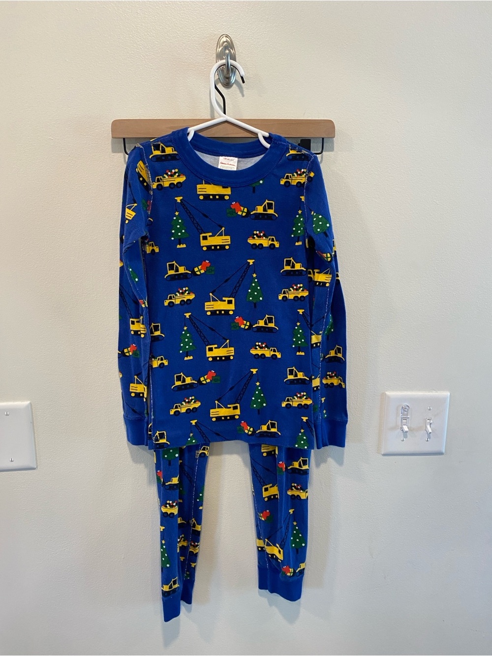 Hanna Andersson size 130 US 8 long John pajama set construction Christmas print
